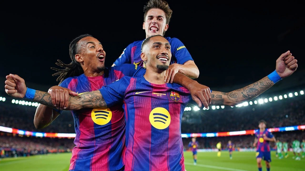 Skuad Barcelona merayakan gol Raphinha ke gawang Real Betis